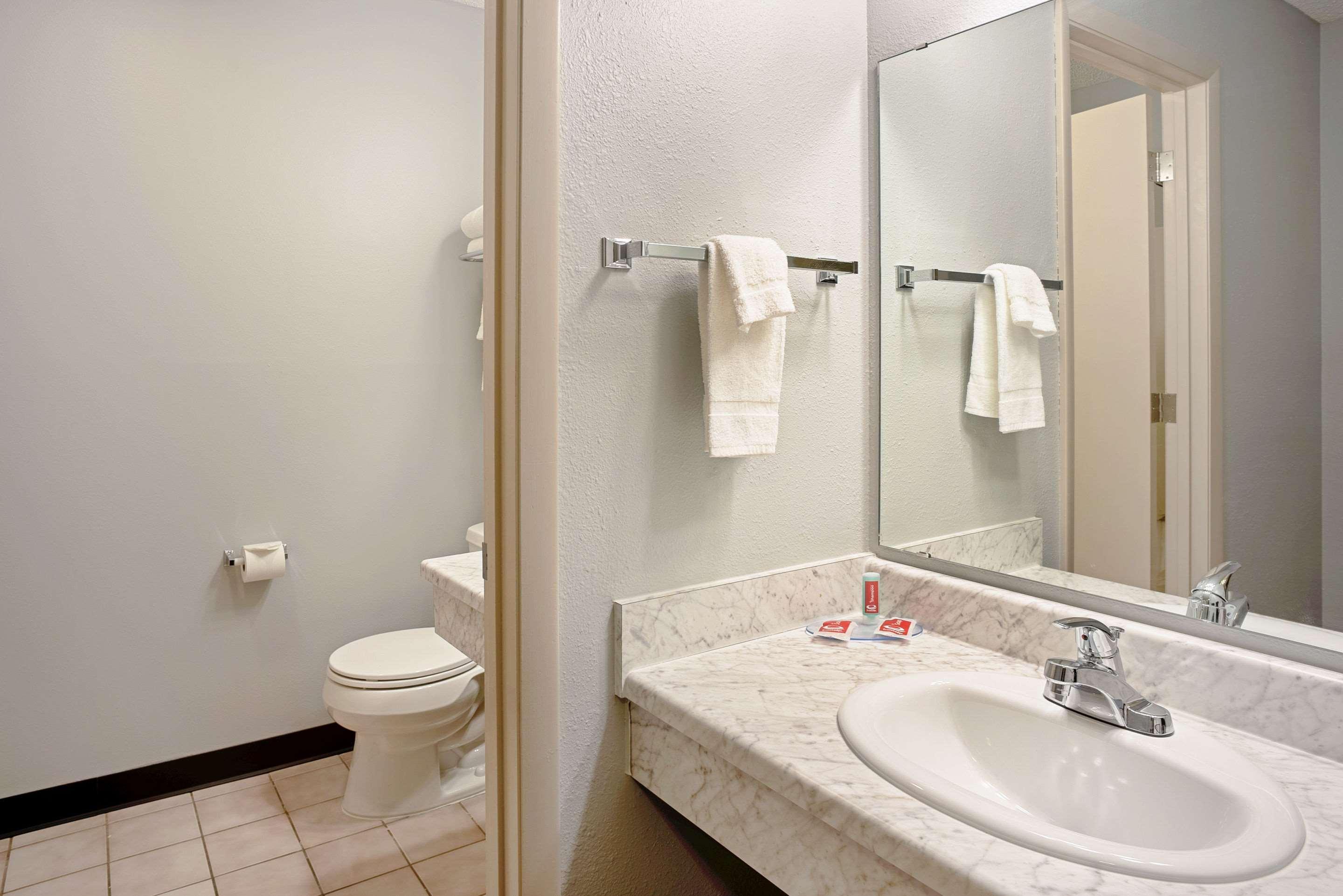 Quality Inn Frontier At Us Hwy 30 Clinton Exterior photo